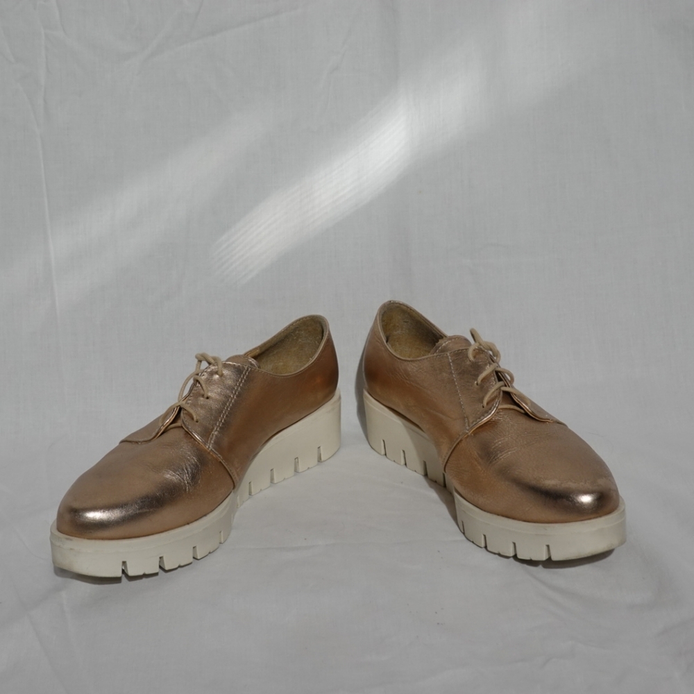 DOROTHY GAYNOR Metallic Rose Gold Laced Oxfords with White Platform Lugg Soles - Picture 3 of 8